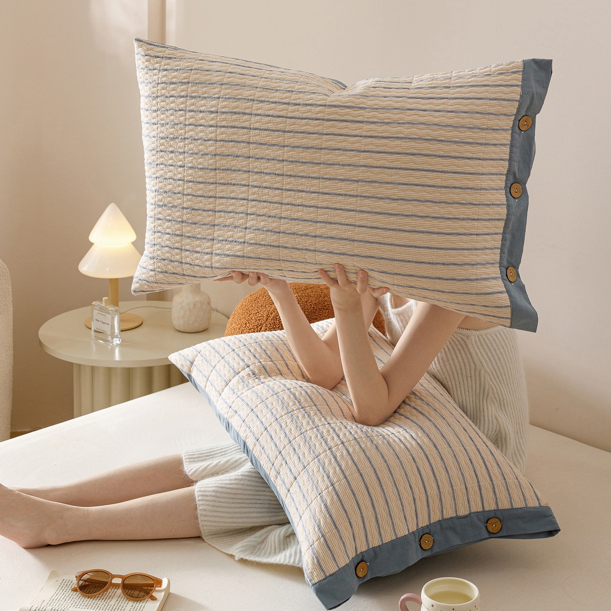 91家纺网 家纺一手货源 找家纺 爱港家纺 2025新款全棉色织水洗加厚绗缝夹棉防头油双面枕头套单品枕套单件枕套 小时代蓝