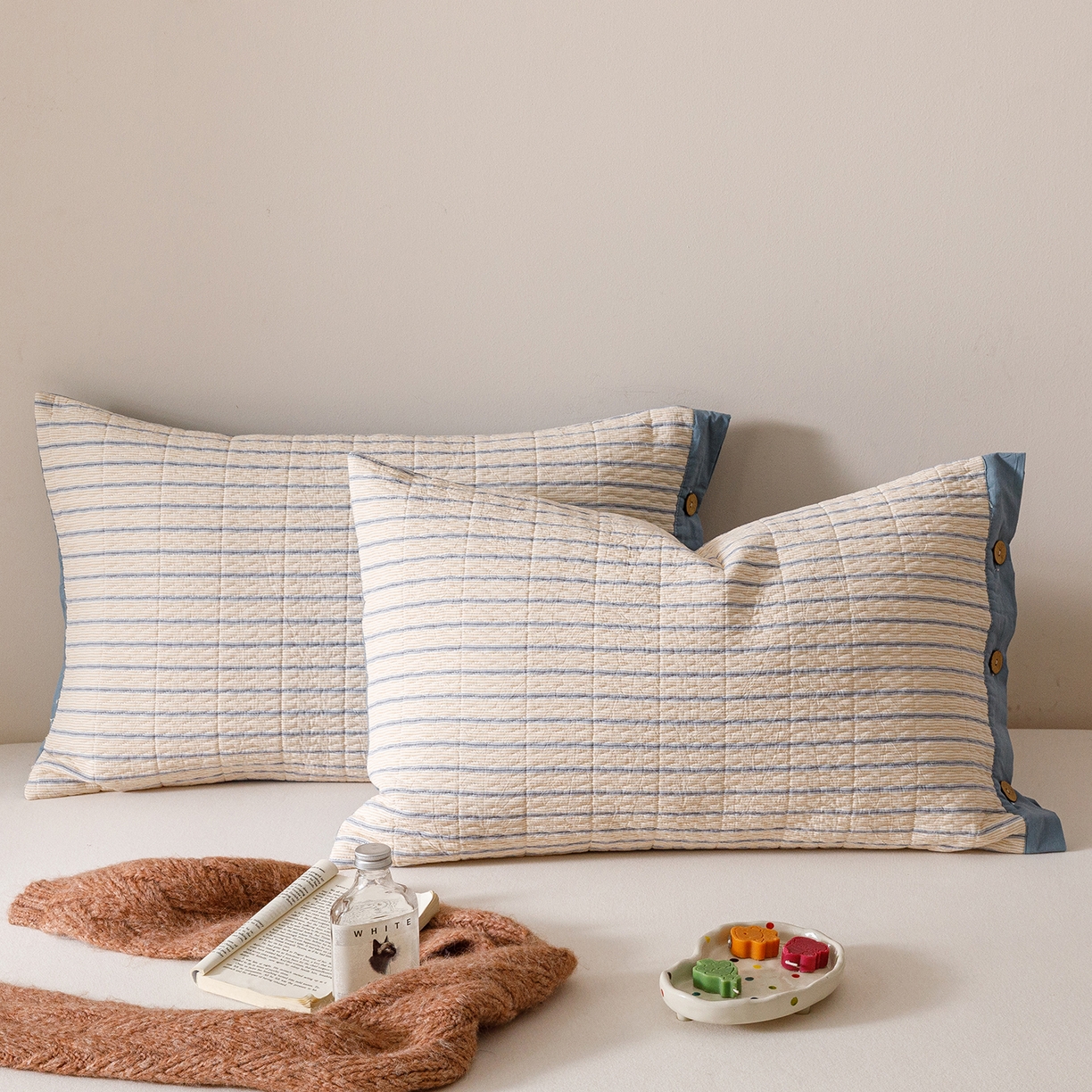 91家纺网 家纺一手货源 找家纺 爱港家纺 2025新款全棉色织水洗加厚绗缝夹棉防头油双面枕头套单品枕套单件枕套 小时代蓝