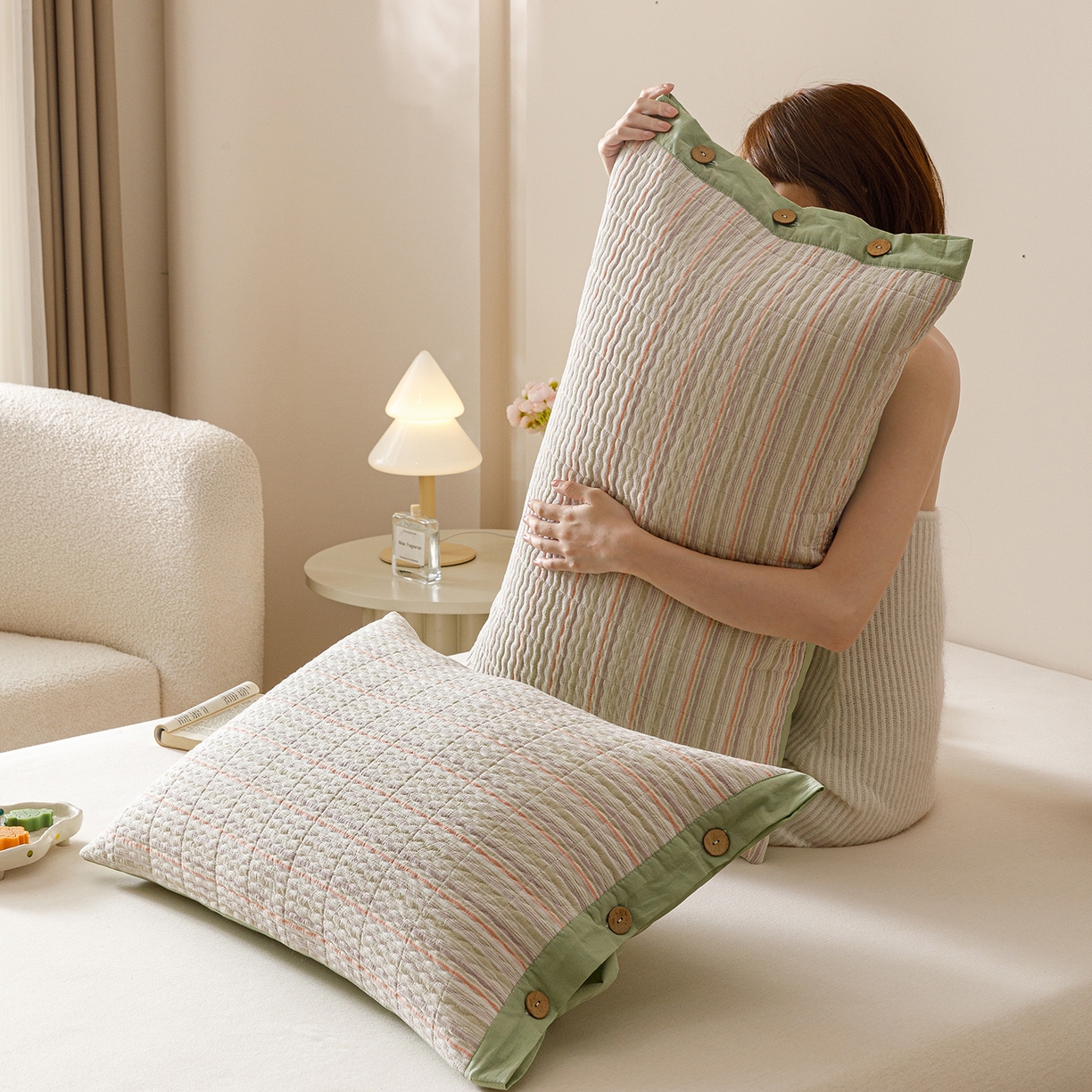 91家纺网 家纺一手货源 找家纺 爱港家纺 2025新款全棉色织水洗加厚绗缝夹棉防头油双面枕头套单品枕套单件枕套 小时代绿