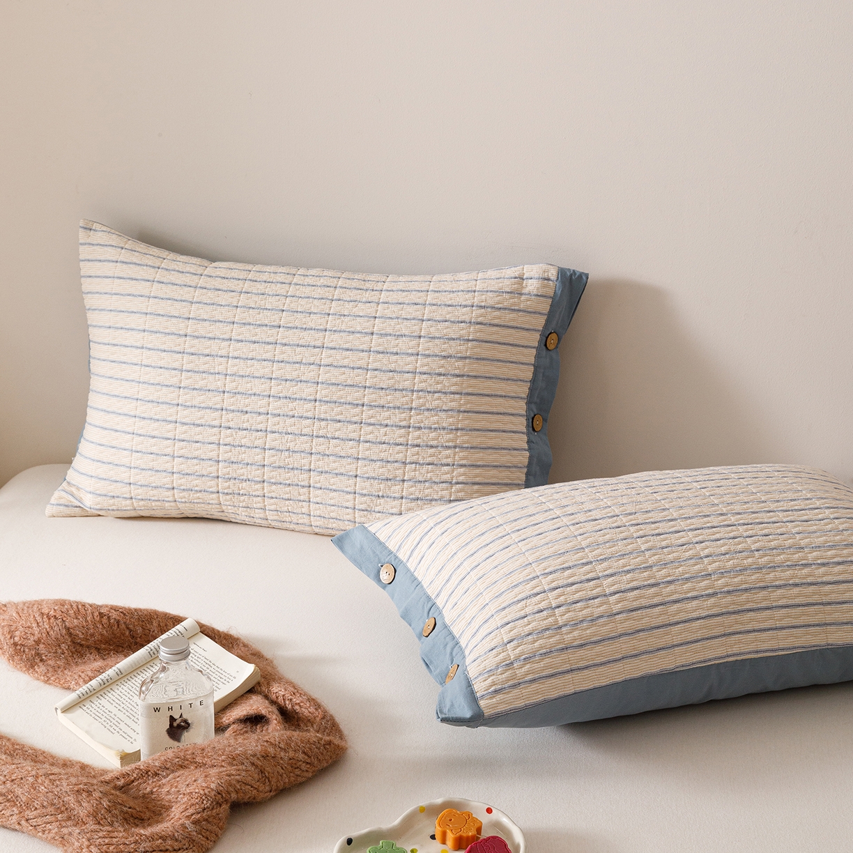 91家纺网 家纺一手货源 找家纺 爱港家纺 2025新款全棉色织水洗加厚绗缝夹棉防头油双面枕头套单品枕套单件枕套 小时代蓝