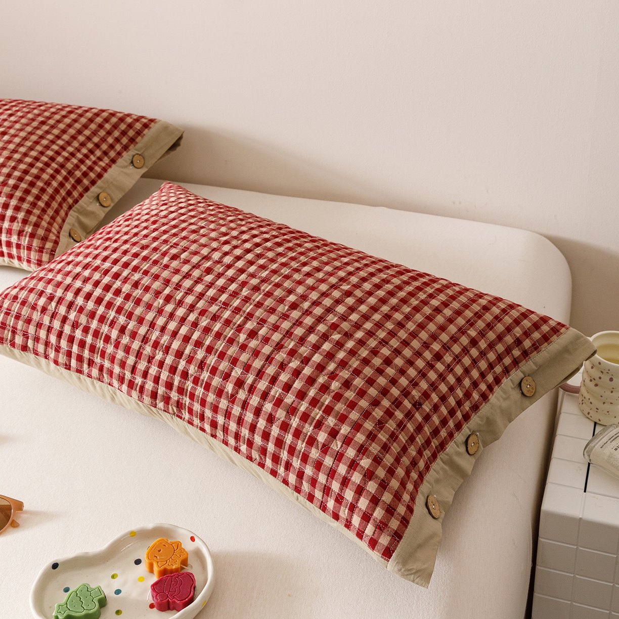 91家纺网 家纺一手货源 找家纺 爱港家纺 2025新款全棉色织水洗加厚绗缝夹棉防头油双面枕头套单品枕套单件枕套 格温特红