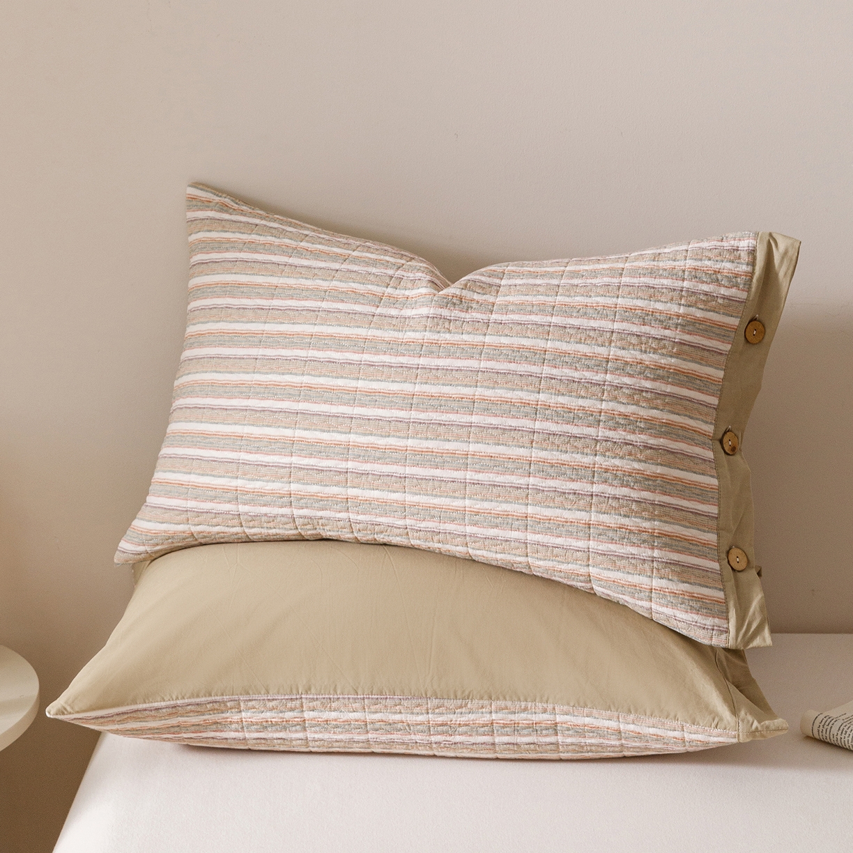 91家纺网 家纺一手货源 找家纺 爱港家纺 2025新款全棉色织水洗加厚绗缝夹棉防头油双面枕头套单品枕套单件枕套 小时代咖