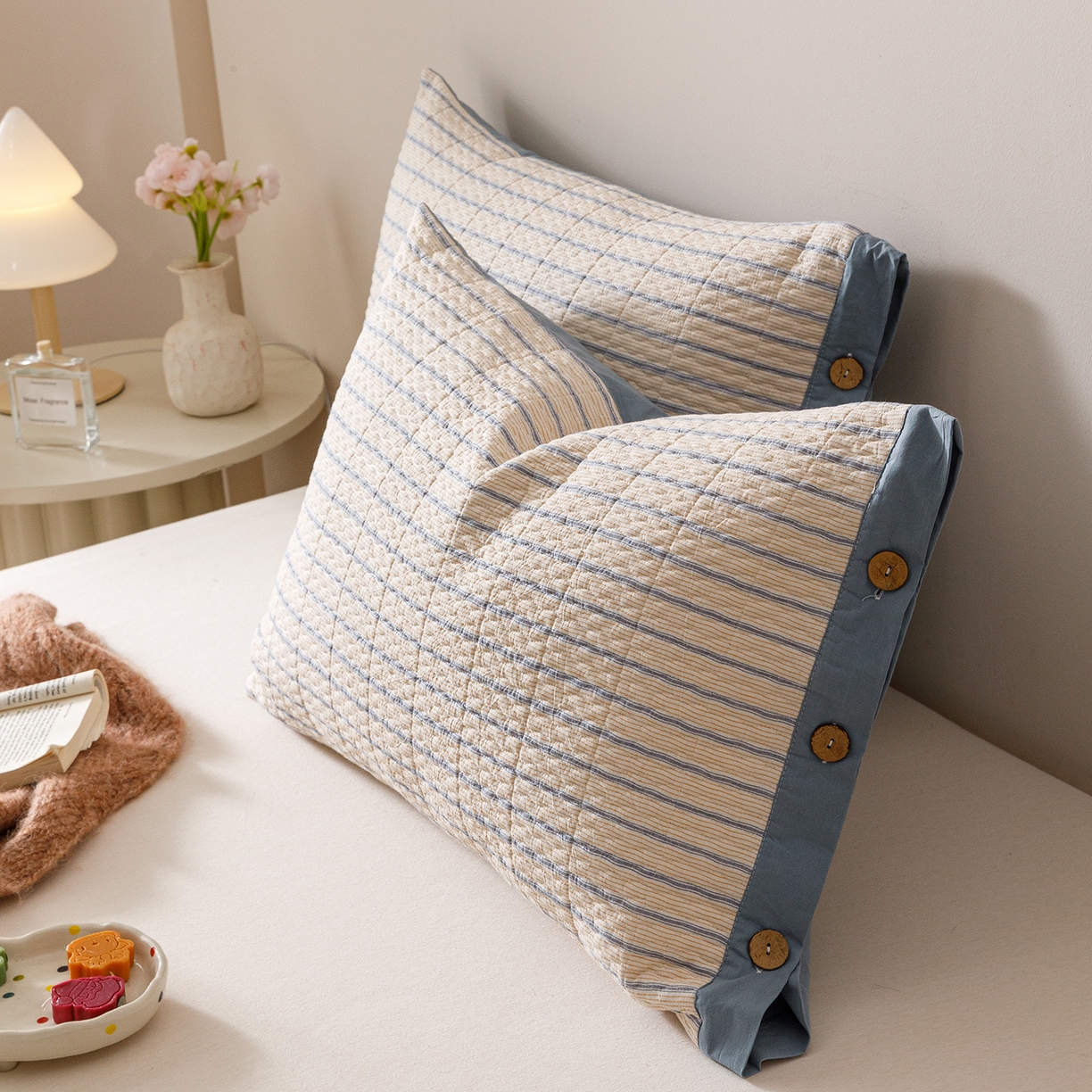 91家纺网 家纺一手货源 找家纺 爱港家纺 2025新款全棉色织水洗加厚绗缝夹棉防头油双面枕头套单品枕套单件枕套 小时代蓝