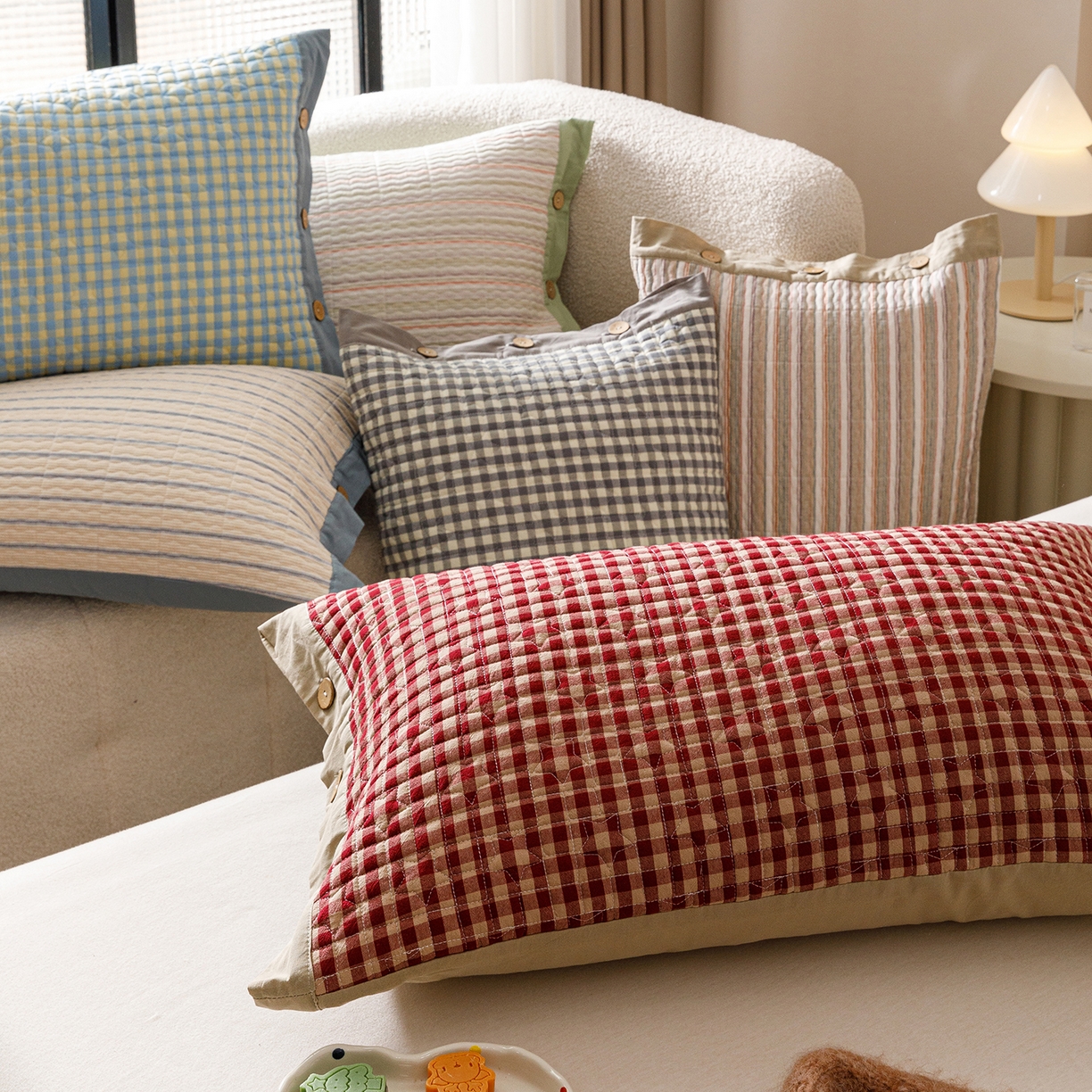 91家纺网 家纺一手货源 找家纺 爱港家纺 2025新款全棉色织水洗加厚绗缝夹棉防头油双面枕头套单品枕套单件枕套 组合图仅供参考不可下单