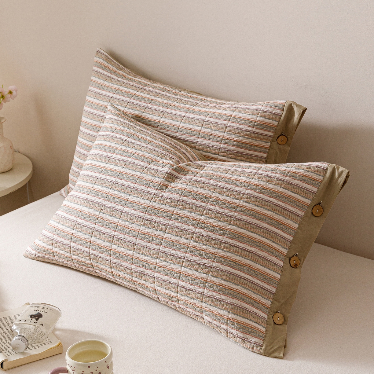 91家纺网 家纺一手货源 找家纺 爱港家纺 2025新款全棉色织水洗加厚绗缝夹棉防头油双面枕头套单品枕套单件枕套 小时代咖