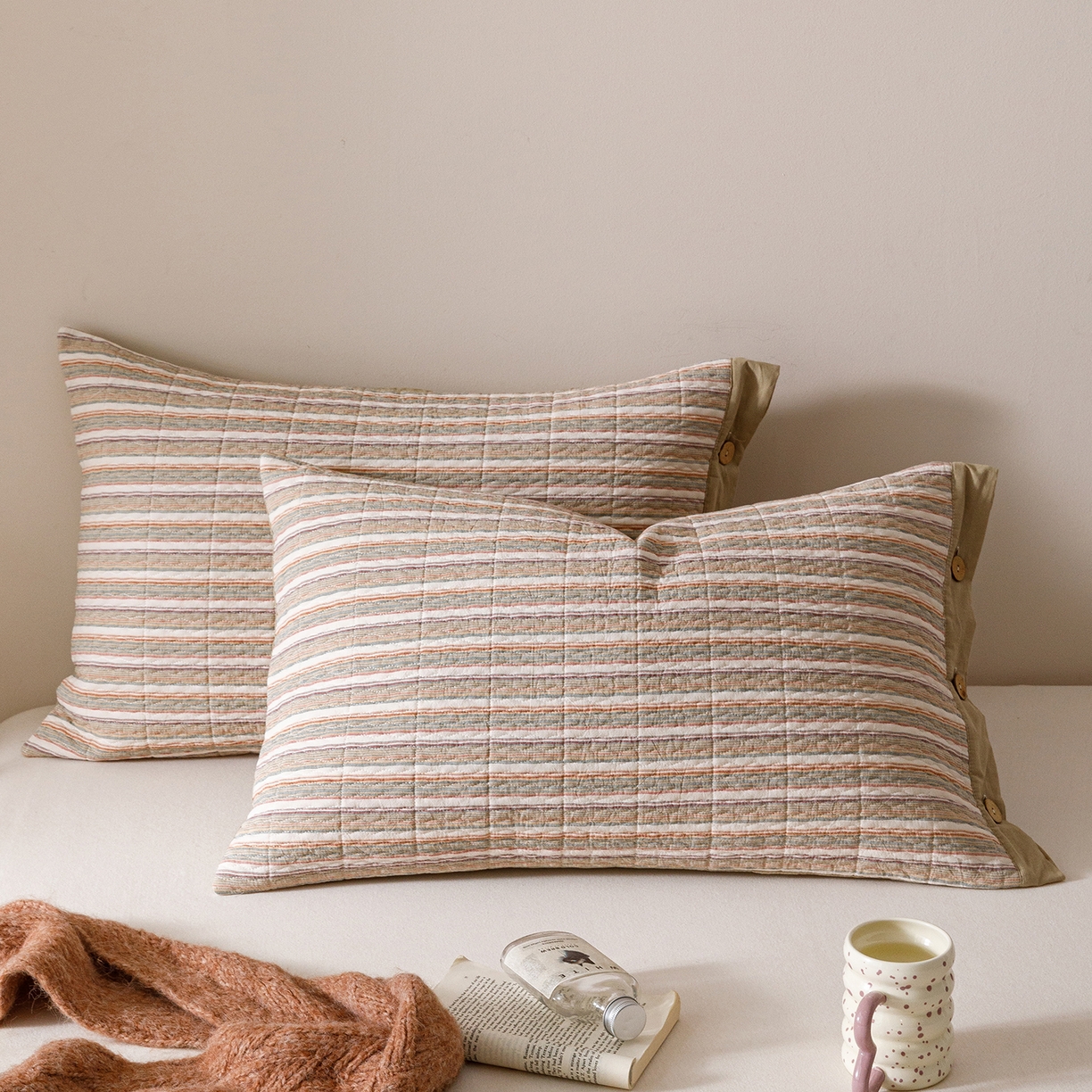 91家纺网 家纺一手货源 找家纺 爱港家纺 2025新款全棉色织水洗加厚绗缝夹棉防头油双面枕头套单品枕套单件枕套 小时代咖