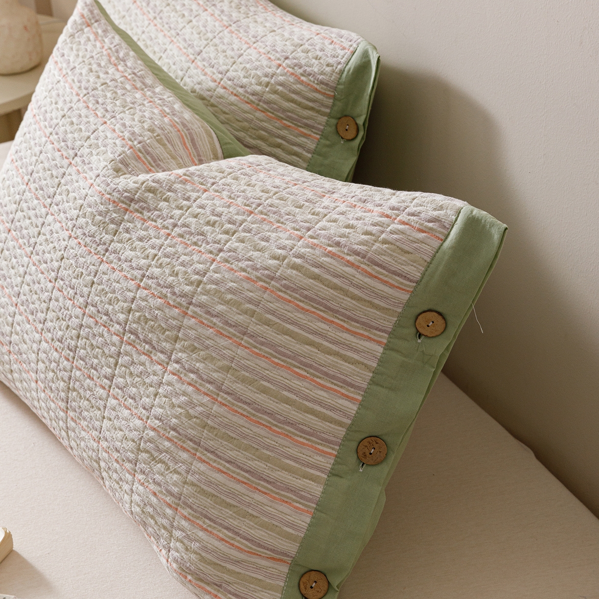 91家纺网 家纺一手货源 找家纺 爱港家纺 2025新款全棉色织水洗加厚绗缝夹棉防头油双面枕头套单品枕套单件枕套 小时代绿