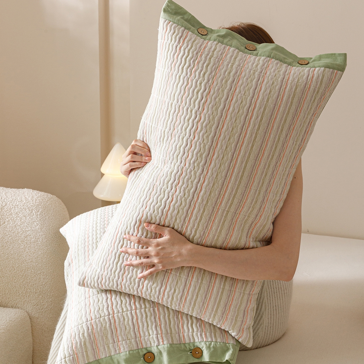 91家纺网 家纺一手货源 找家纺 爱港家纺 2025新款全棉色织水洗加厚绗缝夹棉防头油双面枕头套单品枕套单件枕套 小时代绿