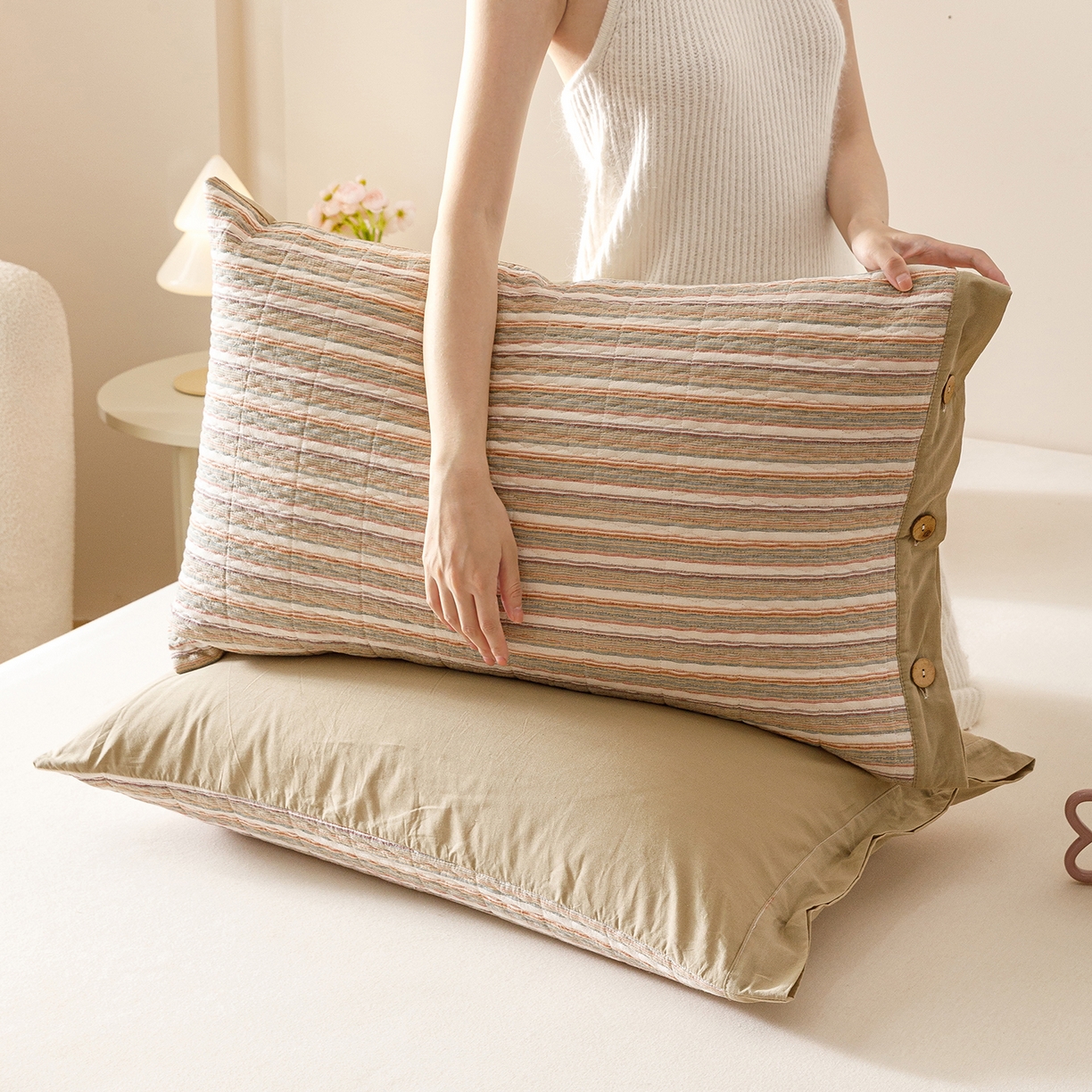 91家纺网 家纺一手货源 找家纺 爱港家纺 2025新款全棉色织水洗加厚绗缝夹棉防头油双面枕头套单品枕套单件枕套 小时代咖