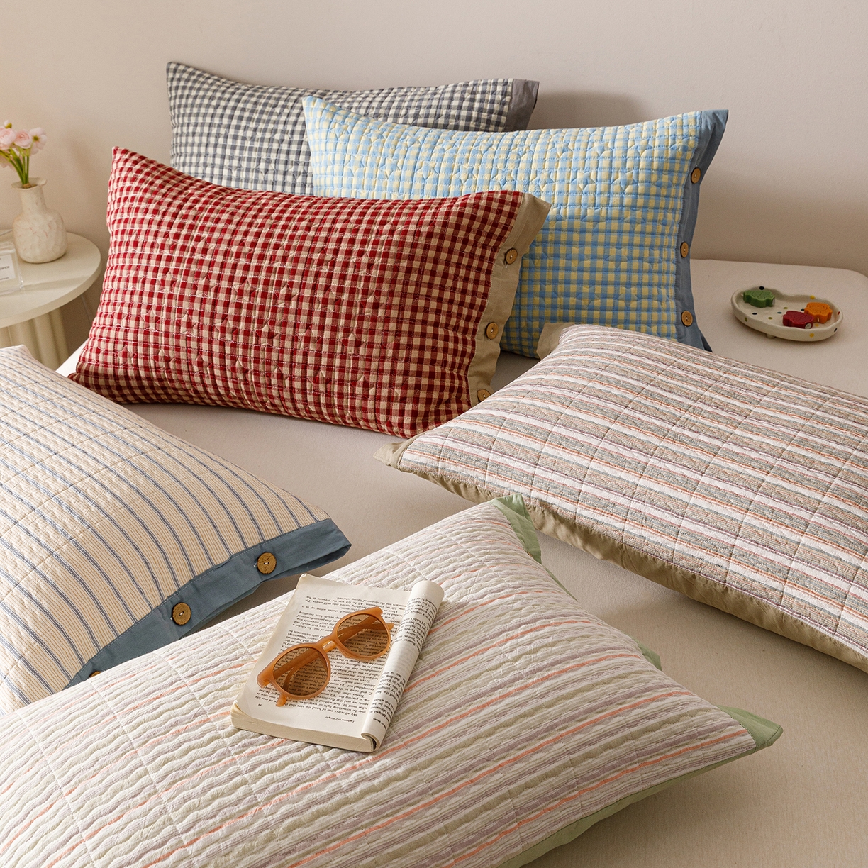 91家纺网 家纺一手货源 找家纺 爱港家纺 2025新款全棉色织水洗加厚绗缝夹棉防头油双面枕头套单品枕套单件枕套 组合图仅供参考不可下单