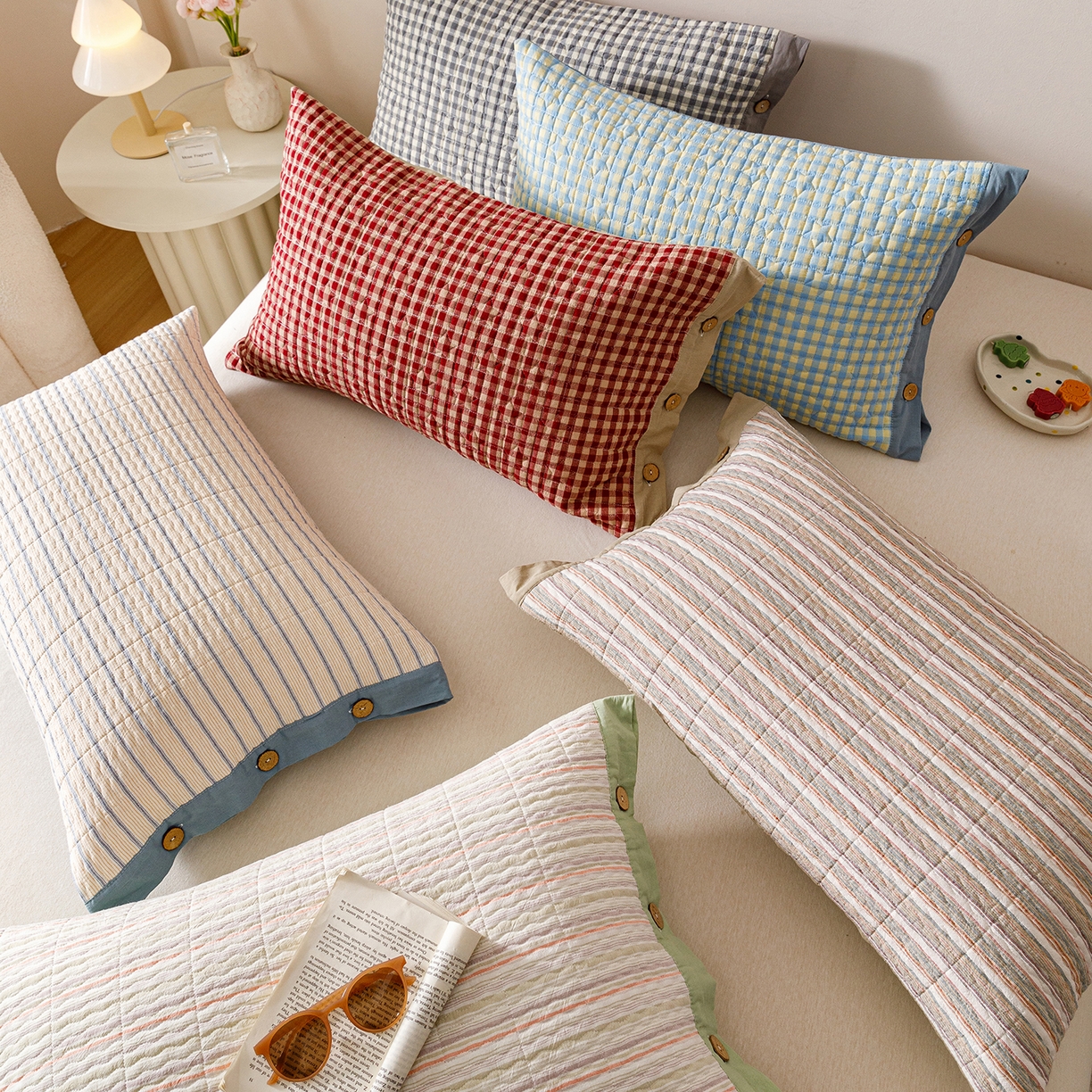 91家纺网 家纺一手货源 找家纺 爱港家纺 2025新款全棉色织水洗加厚绗缝夹棉防头油双面枕头套单品枕套单件枕套 组合图仅供参考不可下单