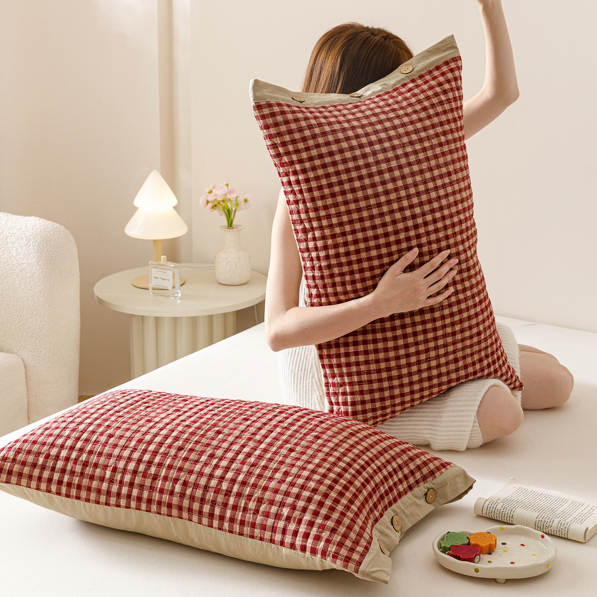 91家纺网 家纺一手货源 找家纺 爱港家纺 2025新款全棉色织水洗加厚绗缝夹棉防头油双面枕头套单品枕套单件枕套 格温特红