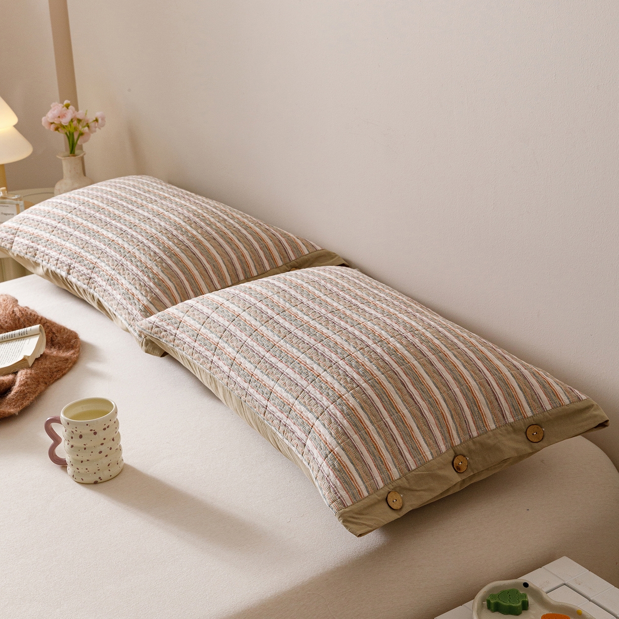 91家纺网 家纺一手货源 找家纺 爱港家纺 2025新款全棉色织水洗加厚绗缝夹棉防头油双面枕头套单品枕套单件枕套 小时代咖