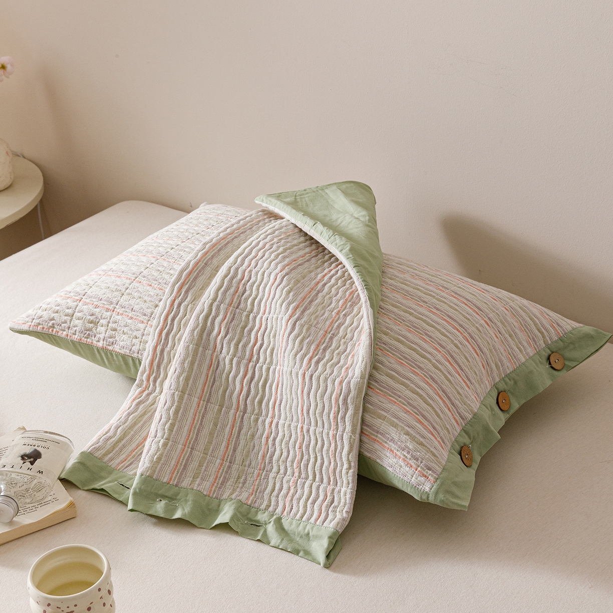 91家纺网 家纺一手货源 找家纺 爱港家纺 2025新款全棉色织水洗加厚绗缝夹棉防头油双面枕头套单品枕套单件枕套 小时代绿