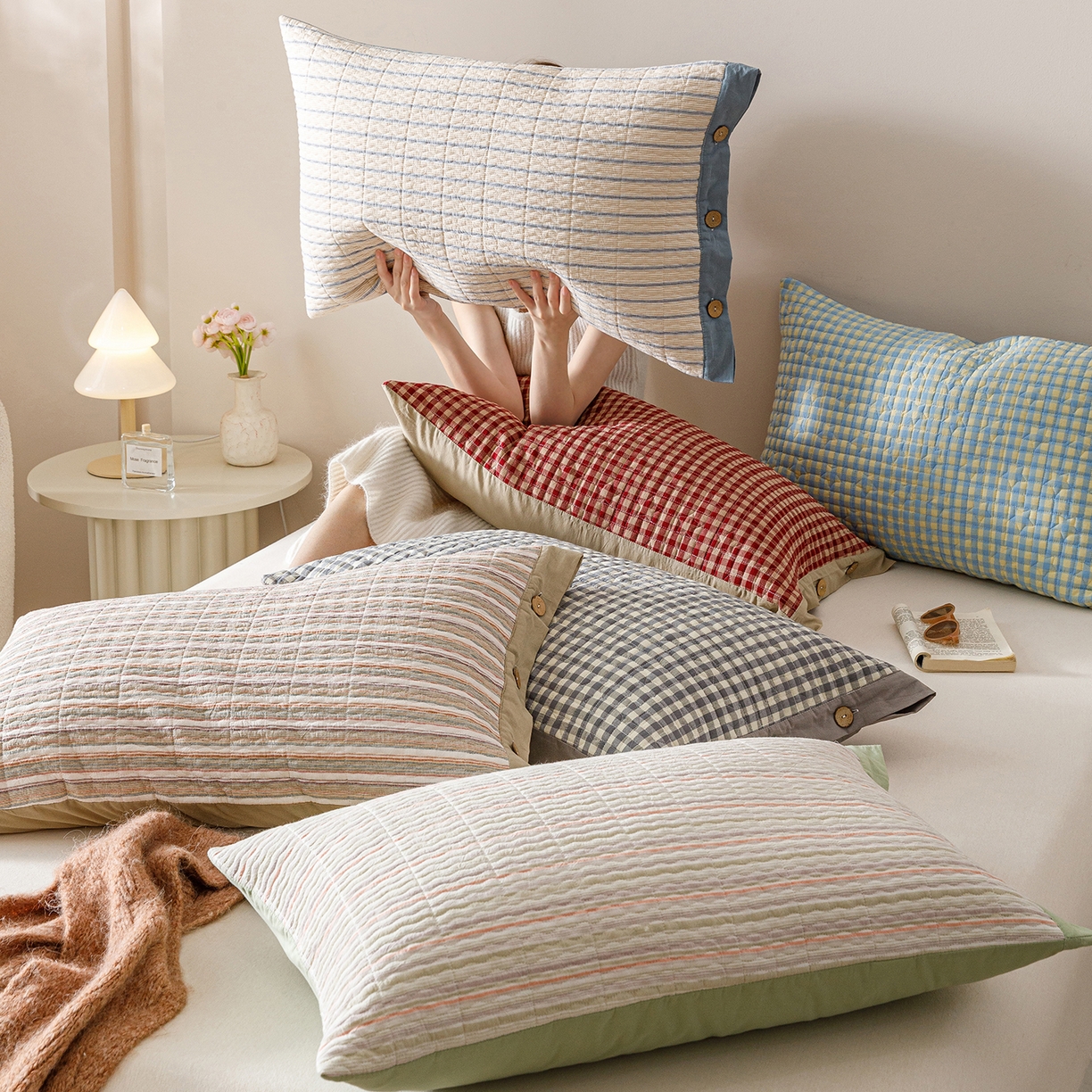 91家纺网 家纺一手货源 找家纺 爱港家纺 2025新款全棉色织水洗加厚绗缝夹棉防头油双面枕头套单品枕套单件枕套 组合图仅供参考不可下单