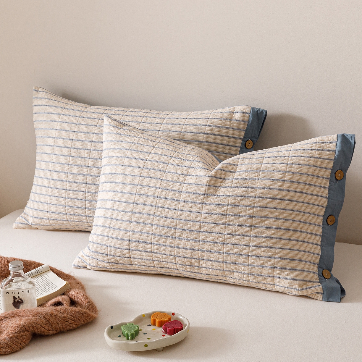 91家纺网 家纺一手货源 找家纺 爱港家纺 2025新款全棉色织水洗加厚绗缝夹棉防头油双面枕头套单品枕套单件枕套 小时代蓝