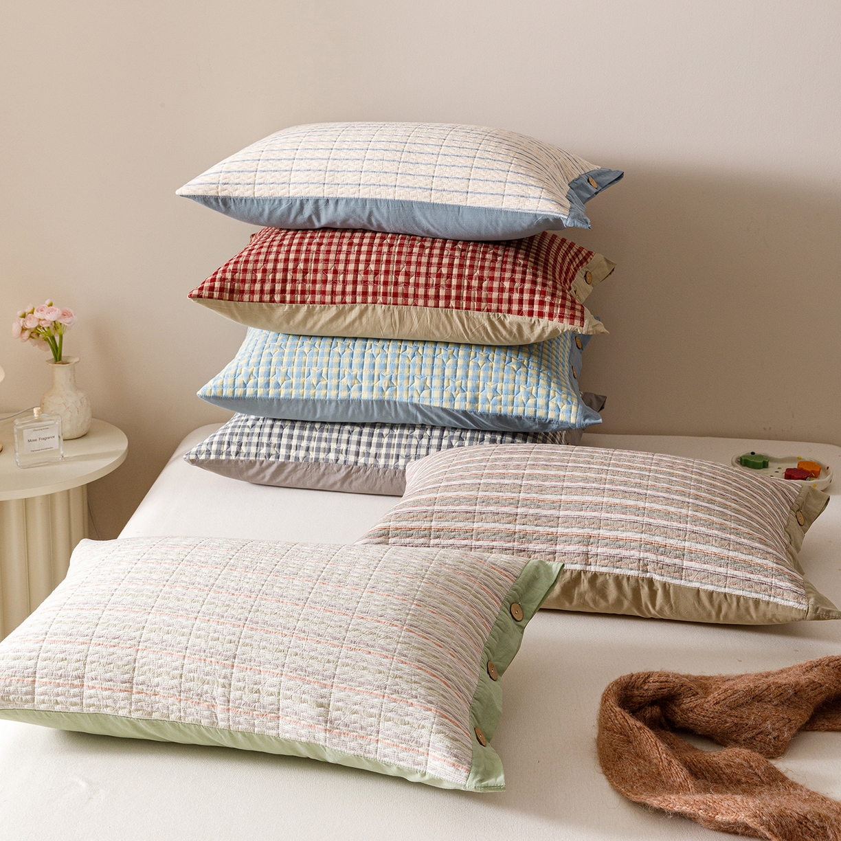 91家纺网 家纺一手货源 找家纺 爱港家纺 2025新款全棉色织水洗加厚绗缝夹棉防头油双面枕头套单品枕套单件枕套 组合图仅供参考不可下单