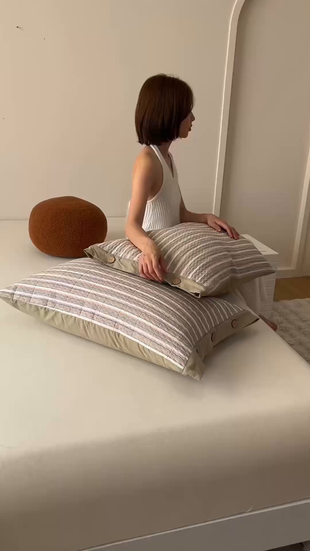 91家纺网 家纺一手货源 找家纺 爱港家纺 2025新款全棉色织水洗加厚绗缝夹棉防头油双面枕头套单品枕套单件枕套 小时代咖