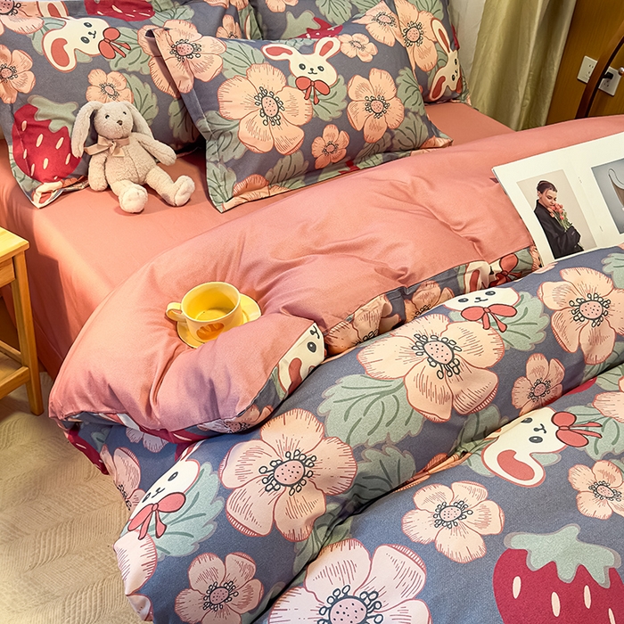 91家纺网 家纺一手货源 找家纺 丝芙妮家居（原乐视家纺） 2025新款全棉磨毛多规格单被套 草莓兔兔-蓝