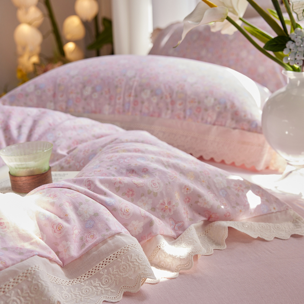 91家纺网 家纺一手货源 找家纺 梵克保罗 2026春夏新品韩版全棉纯棉双层纱镂空花边系列四件套 少女花季