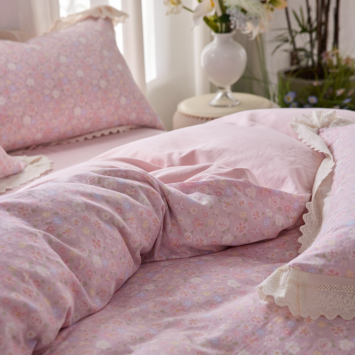 91家纺网 家纺一手货源 找家纺 梵克保罗 2026春夏新品韩版全棉纯棉双层纱镂空花边系列四件套 少女花季