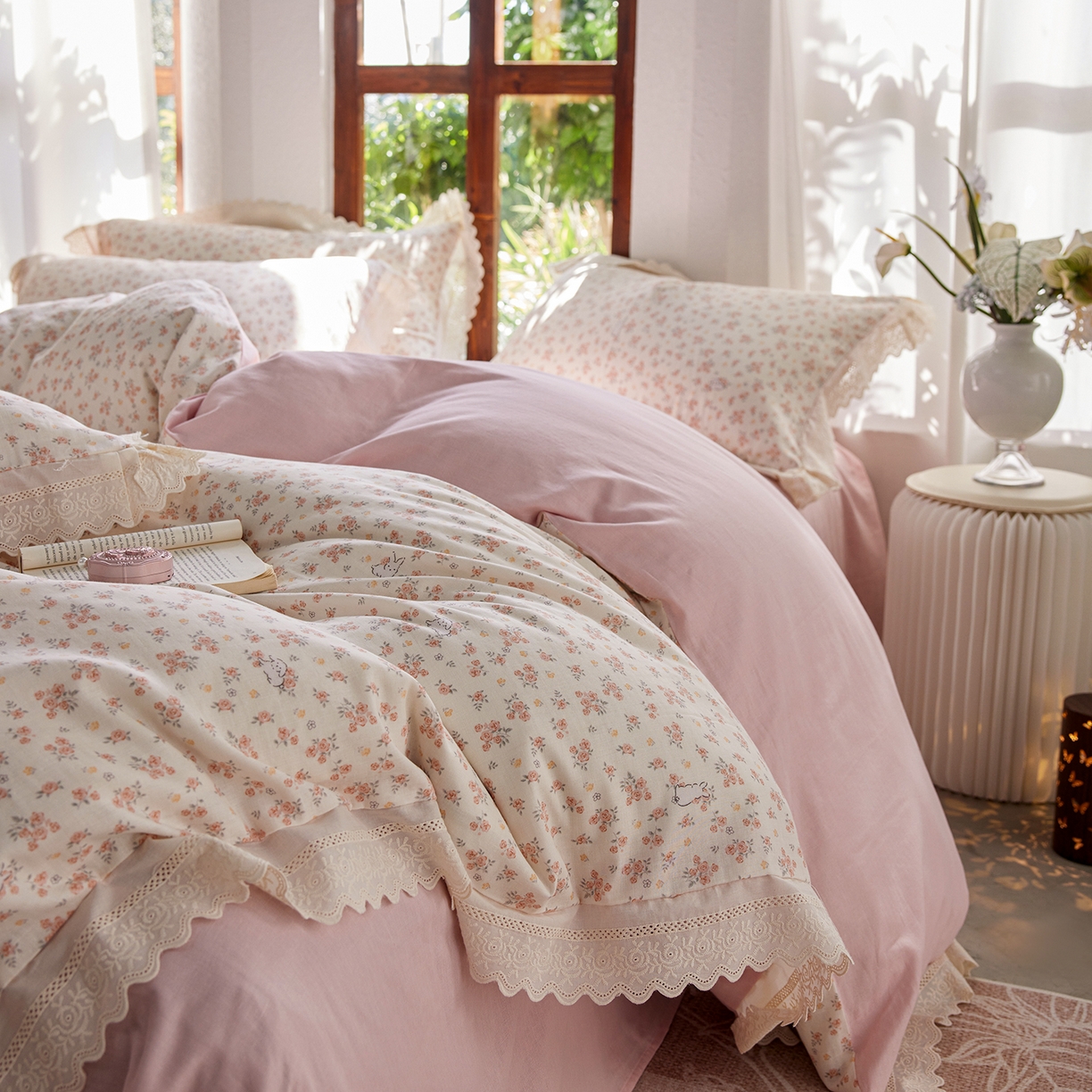 91家纺网 家纺一手货源 找家纺 梵克保罗 2026春夏新品韩版全棉纯棉双层纱镂空花边系列四件套 花丛小兔