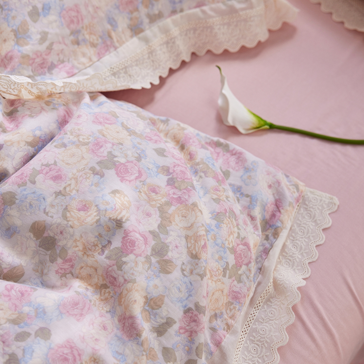 91家纺网 家纺一手货源 找家纺 梵克保罗 2026春夏新品韩版全棉纯棉双层纱镂空花边系列四件套 半岛花园-粉