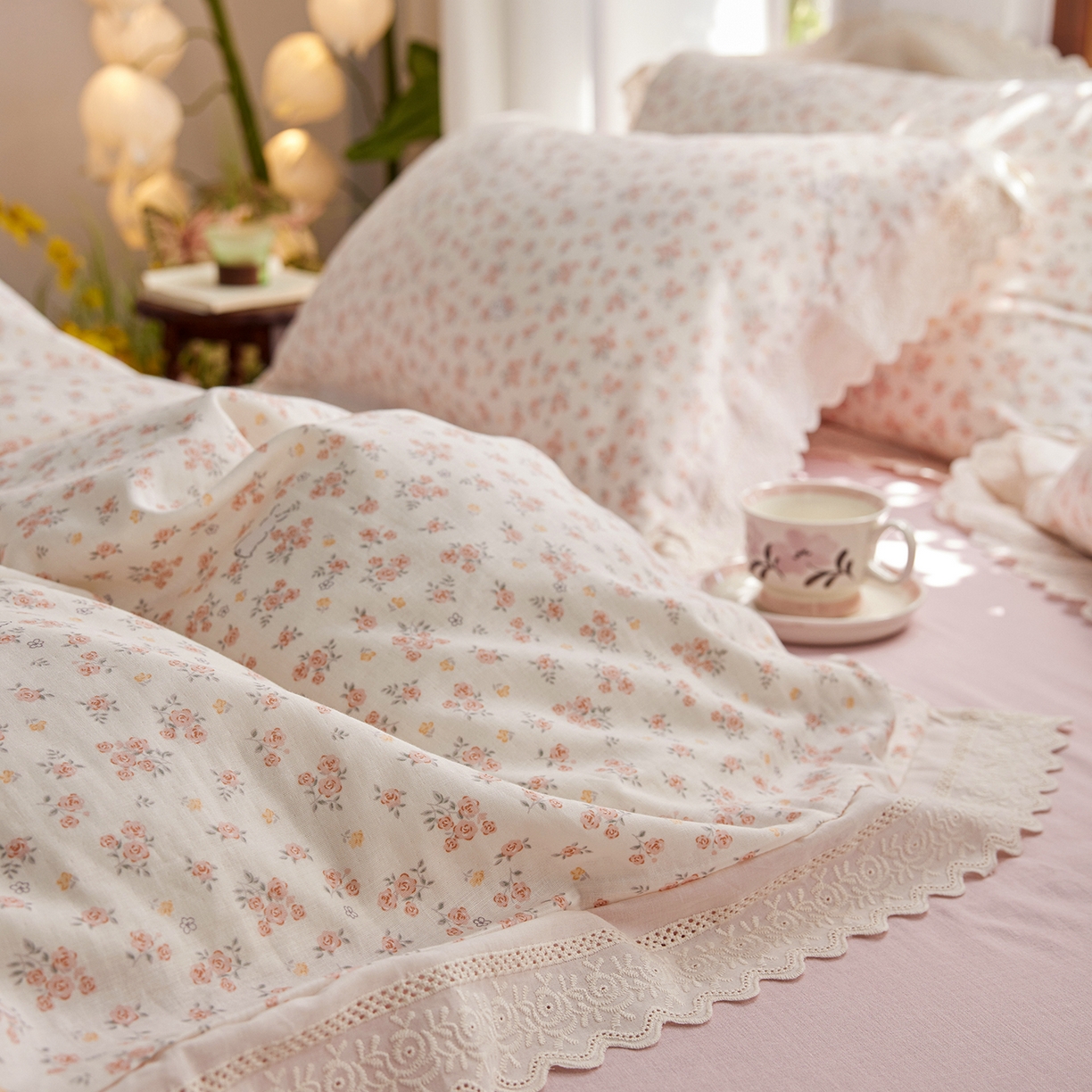 91家纺网 家纺一手货源 找家纺 梵克保罗 2026春夏新品韩版全棉纯棉双层纱镂空花边系列四件套 花丛小兔