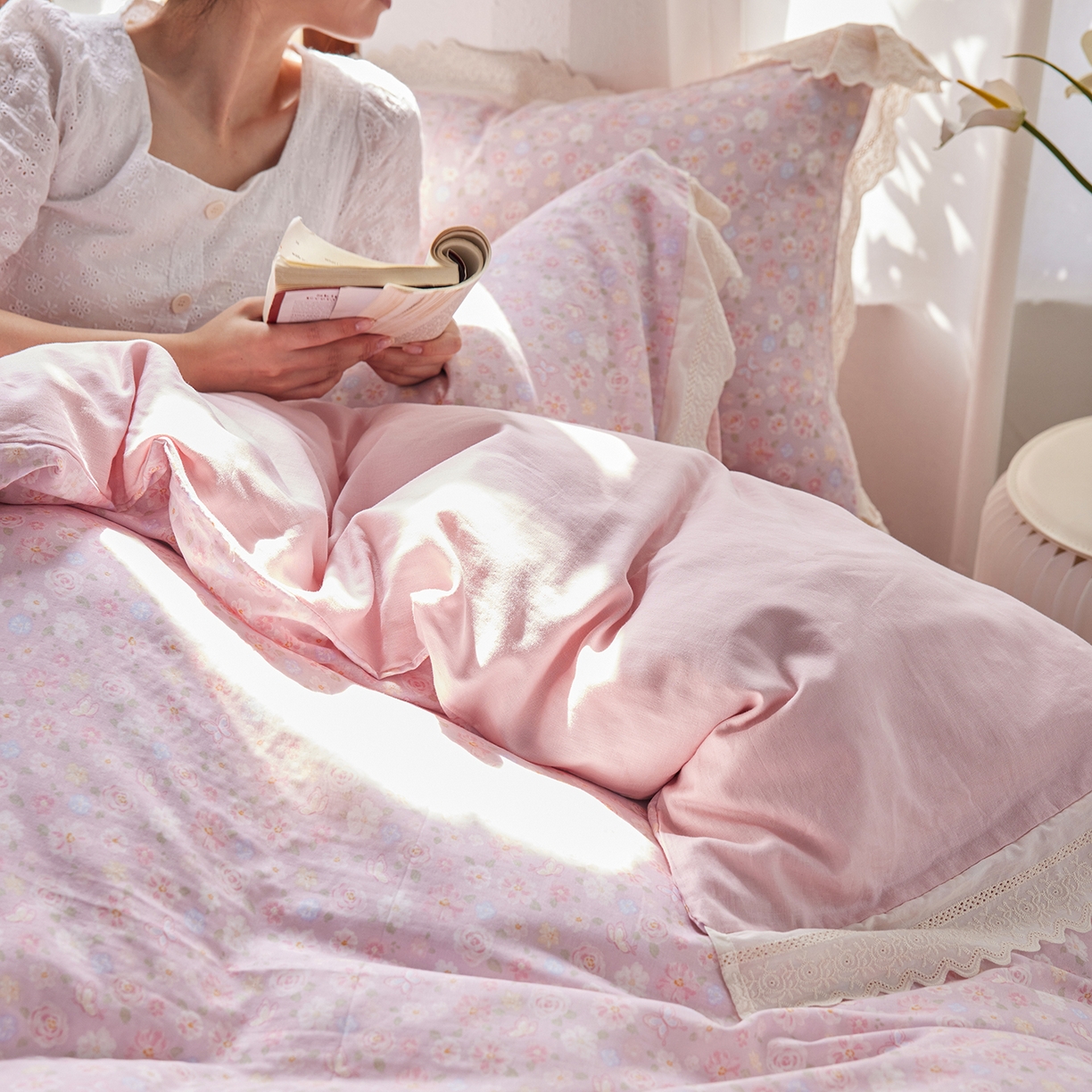 91家纺网 家纺一手货源 找家纺 梵克保罗 2026春夏新品韩版全棉纯棉双层纱镂空花边系列四件套 少女花季