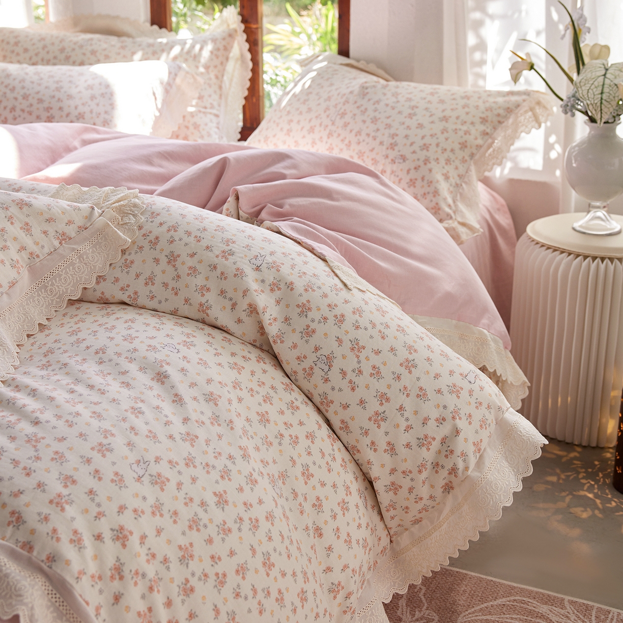 91家纺网 家纺一手货源 找家纺 梵克保罗 2026春夏新品韩版全棉纯棉双层纱镂空花边系列四件套 花丛小兔