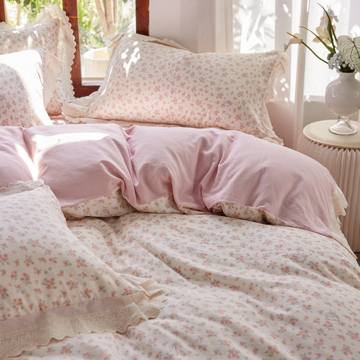 91家纺网 家纺一手货源 找家纺 梵克保罗 2026春夏新品韩版全棉纯棉双层纱镂空花边系列四件套 花丛小兔