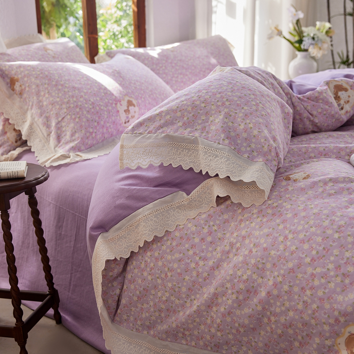 91家纺网 家纺一手货源 找家纺 梵克保罗 2026春夏新品韩版全棉纯棉双层纱镂空花边系列四件套 粉色回忆-紫
