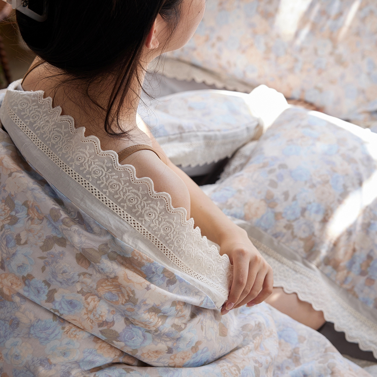 91家纺网 家纺一手货源 找家纺 梵克保罗 2026春夏新品韩版全棉纯棉双层纱镂空花边系列四件套 半岛花园-兰