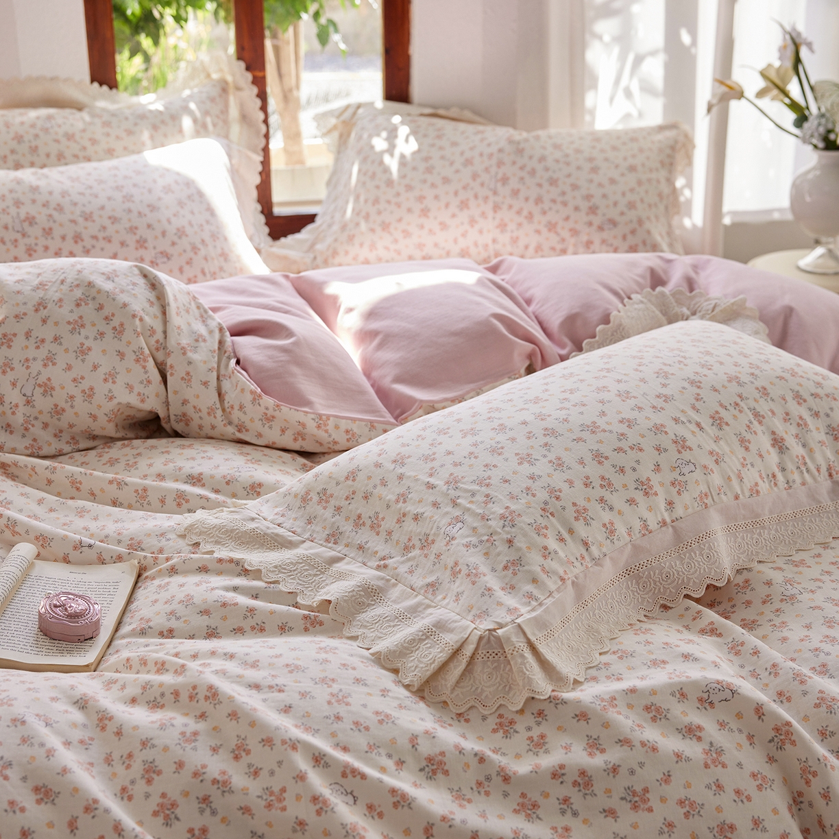 91家纺网 家纺一手货源 找家纺 梵克保罗 2026春夏新品韩版全棉纯棉双层纱镂空花边系列四件套 花丛小兔