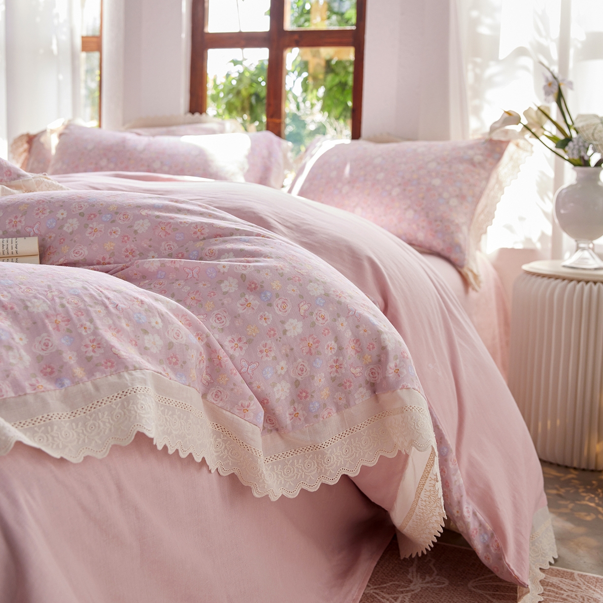 91家纺网 家纺一手货源 找家纺 梵克保罗 2026春夏新品韩版全棉纯棉双层纱镂空花边系列四件套 少女花季