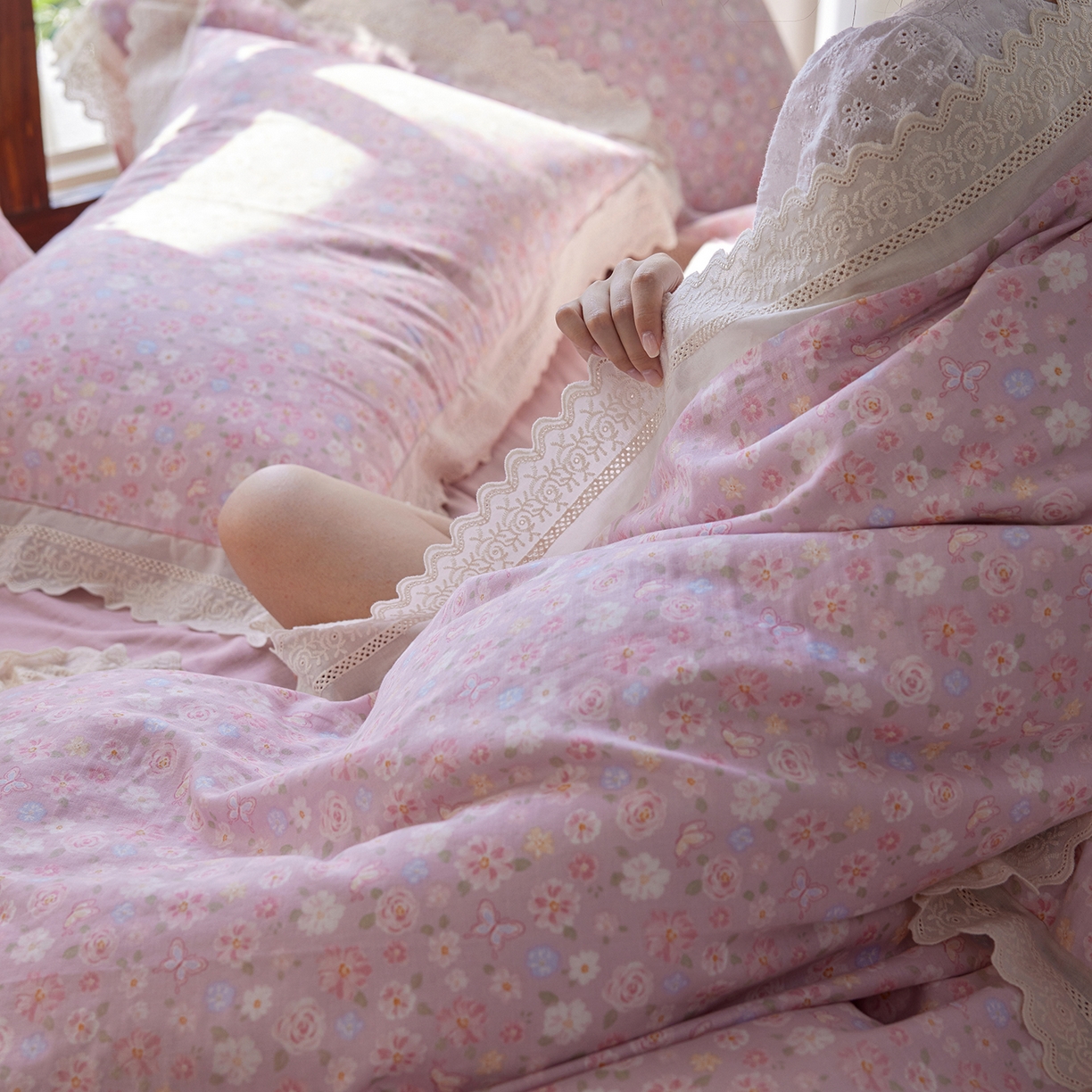 91家纺网 家纺一手货源 找家纺 梵克保罗 2026春夏新品韩版全棉纯棉双层纱镂空花边系列四件套 少女花季