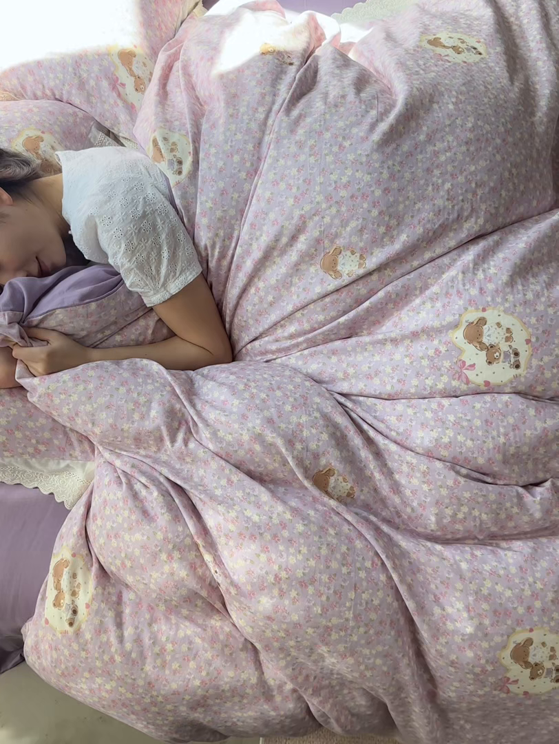 91家纺网 家纺一手货源 找家纺 梵克保罗 2026春夏新品韩版全棉纯棉双层纱镂空花边系列四件套 粉色回忆-紫