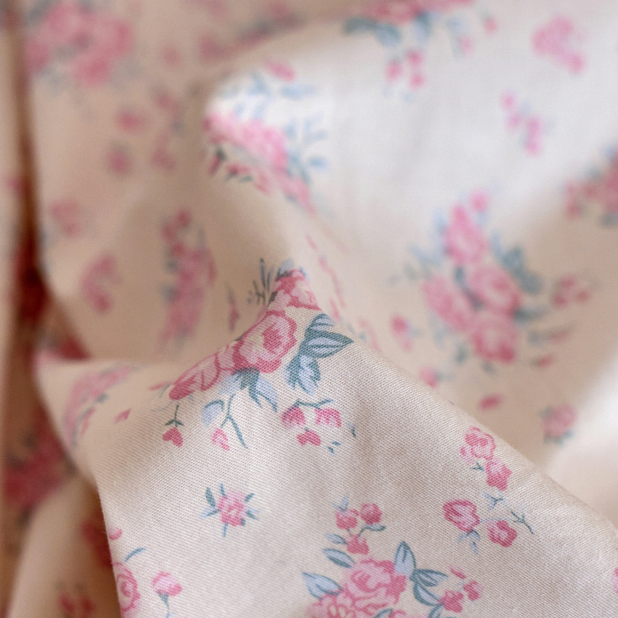 91家纺网 家纺一手货源 找家纺 梵克保罗 2026春夏新品全棉纯棉13372法式双层花边系列四件套 柔情花梦·粉