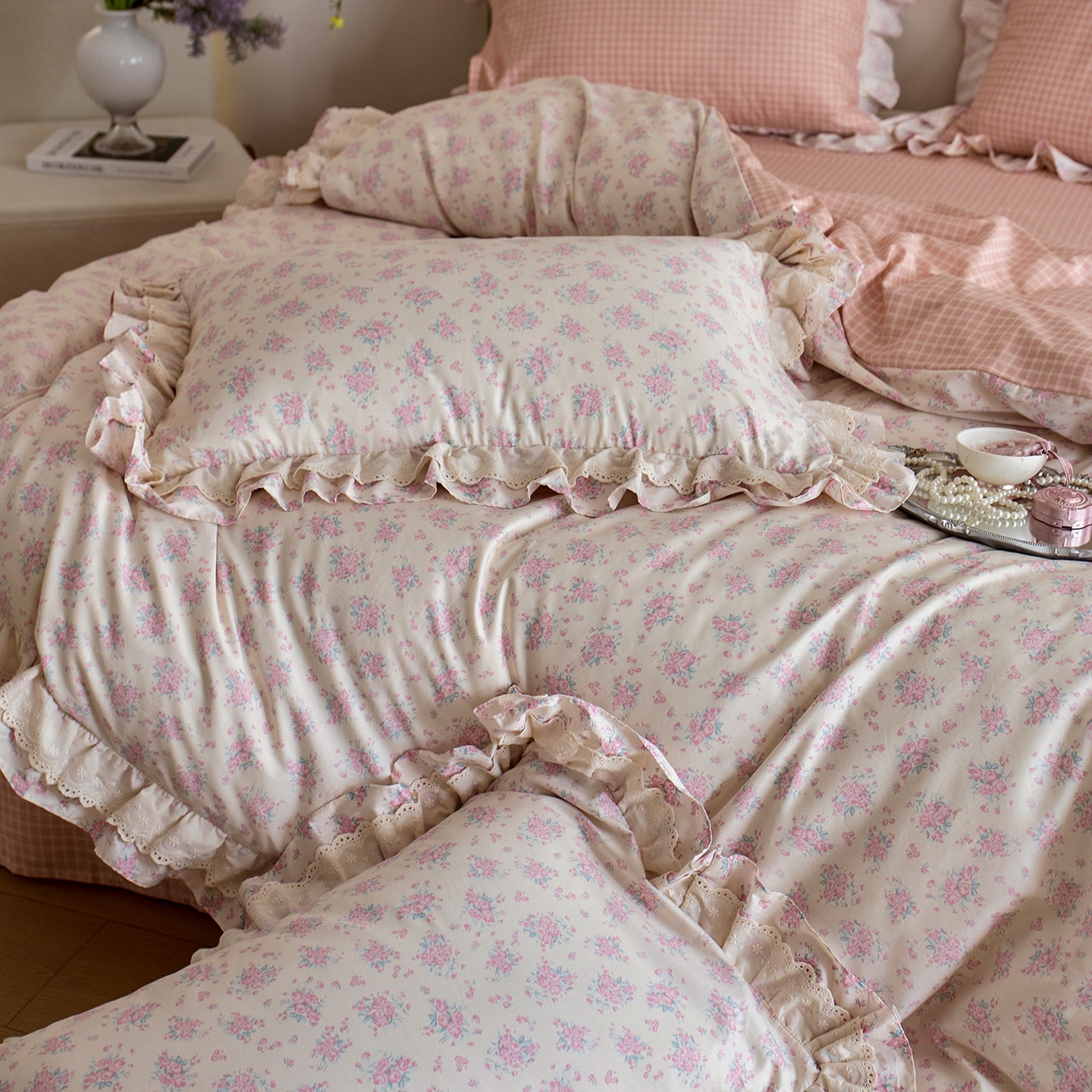 91家纺网 家纺一手货源 找家纺 梵克保罗 2026春夏新品全棉纯棉13372法式双层花边系列四件套 柔情花梦·粉