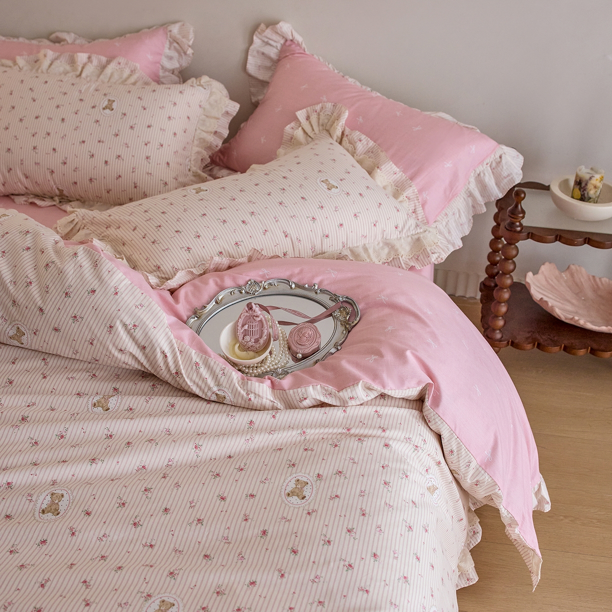 91家纺网 家纺一手货源 找家纺 梵克保罗 2026春夏新品全棉纯棉13372法式双层花边系列四件套 萌熊乐园