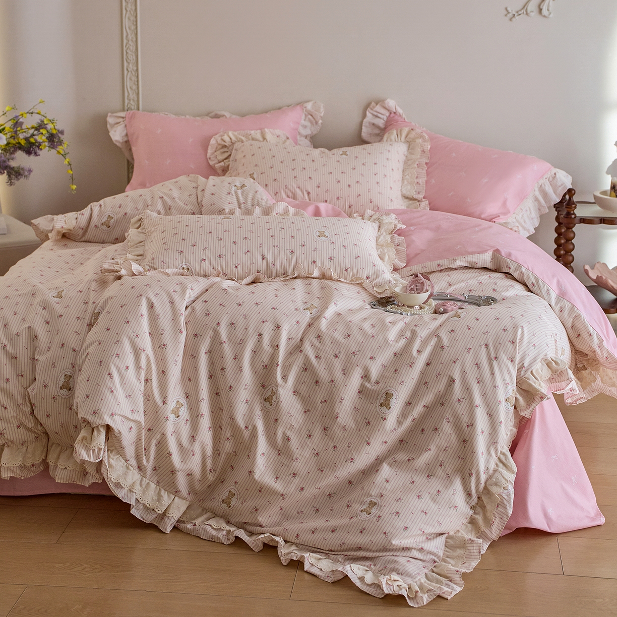 91家纺网 家纺一手货源 找家纺 梵克保罗 2026春夏新品全棉纯棉13372法式双层花边系列四件套 萌熊乐园