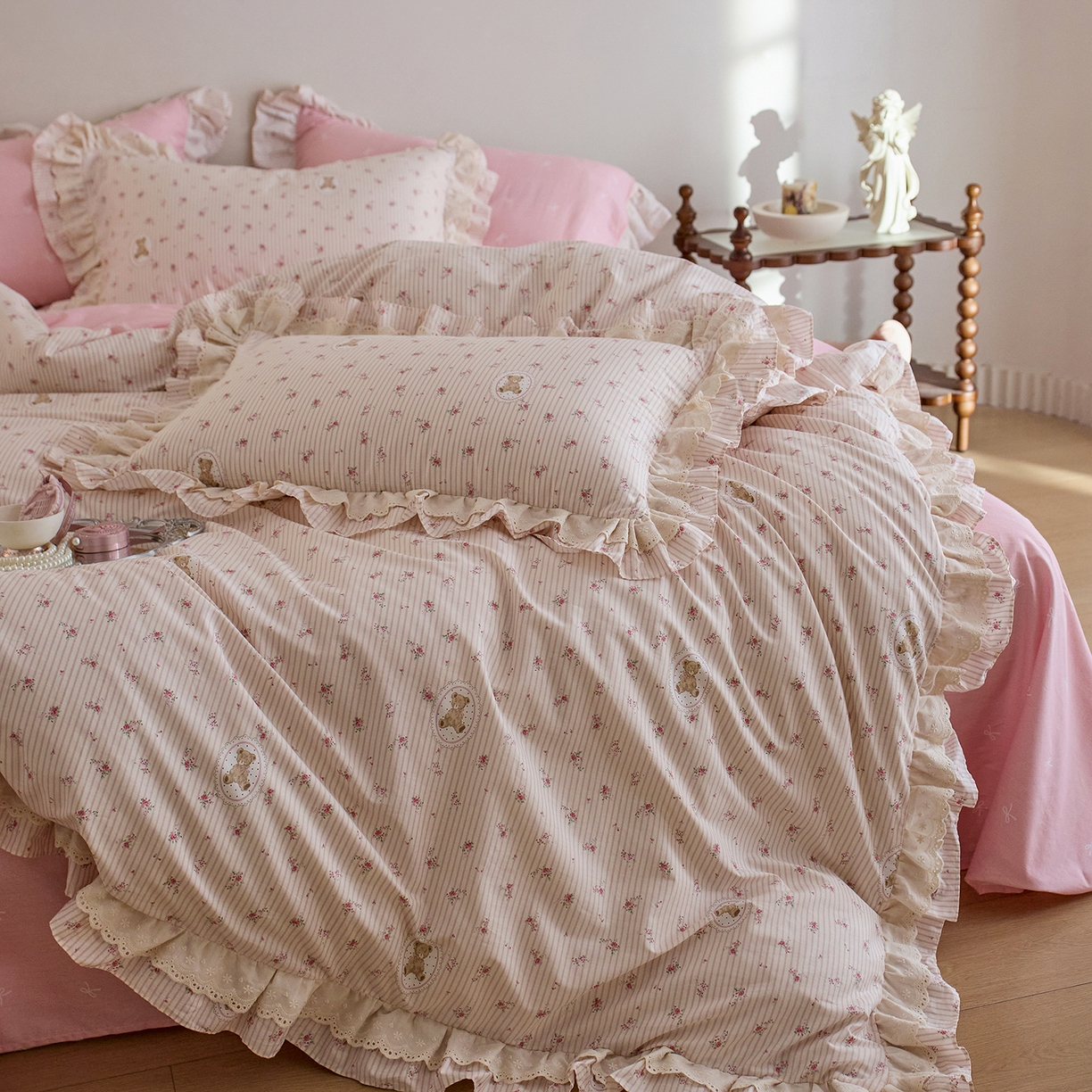 91家纺网 家纺一手货源 找家纺 梵克保罗 2026春夏新品全棉纯棉13372法式双层花边系列四件套 萌熊乐园