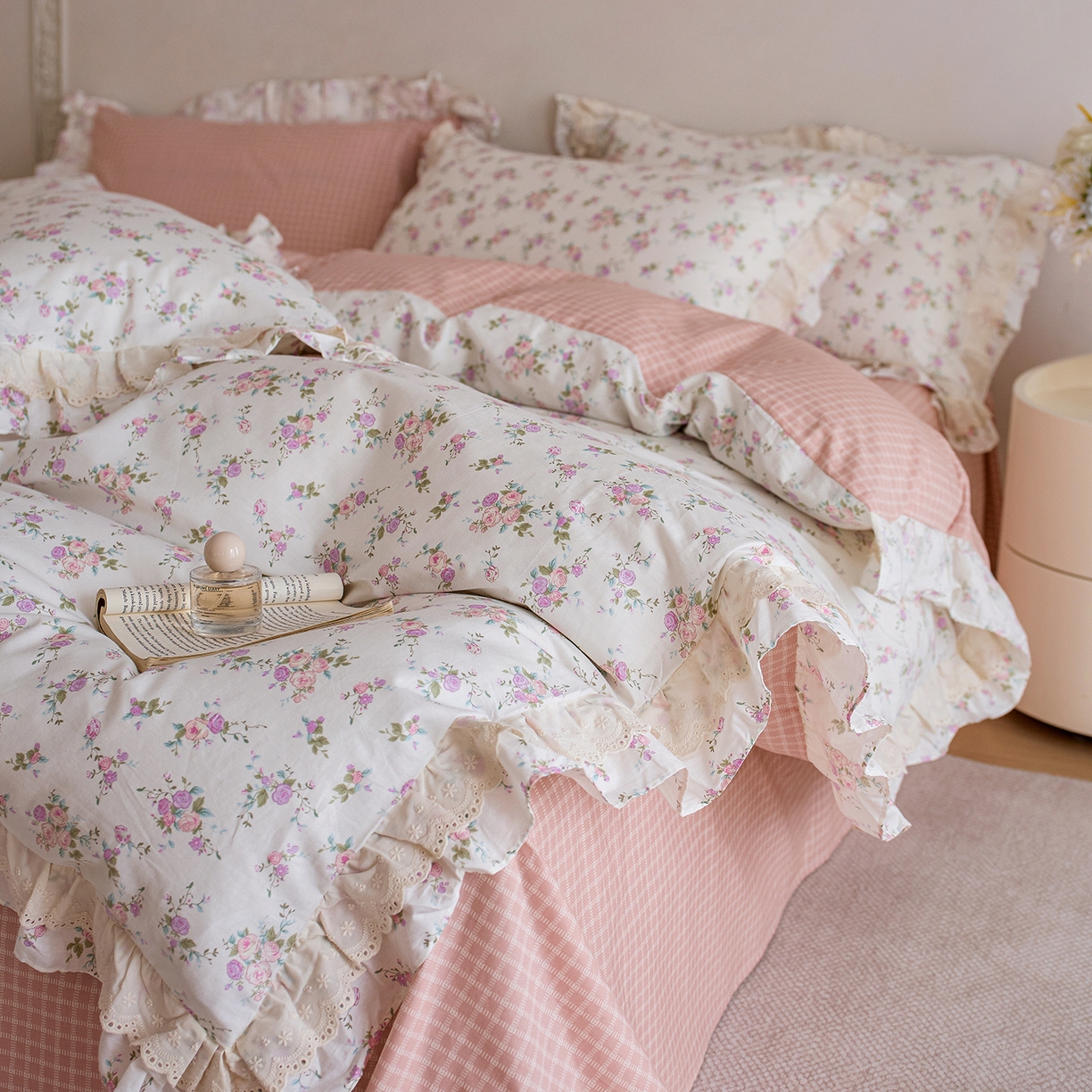 91家纺网 家纺一手货源 找家纺 梵克保罗 2026春夏新品全棉纯棉13372法式双层花边系列四件套 伊人飘香