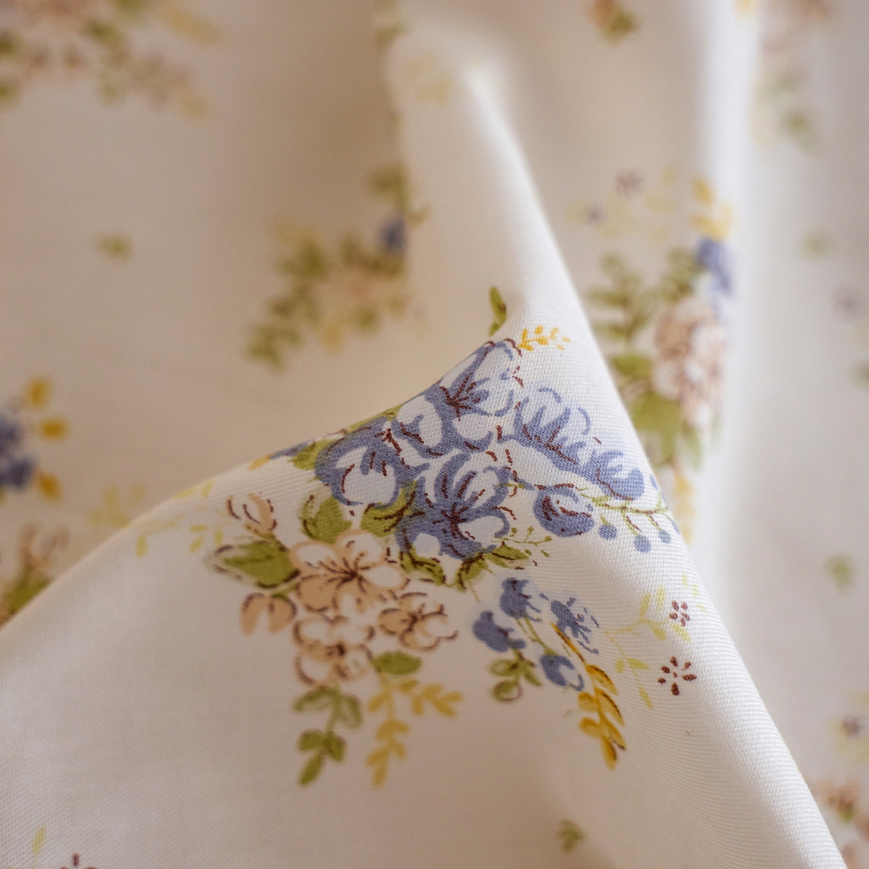 91家纺网 家纺一手货源 找家纺 梵克保罗 2026春夏新品全棉纯棉13372法式双层花边系列四件套 兔兔花园