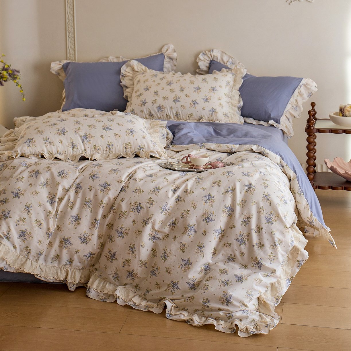 91家纺网 家纺一手货源 找家纺 梵克保罗 2026春夏新品全棉纯棉13372法式双层花边系列四件套 兔兔花园