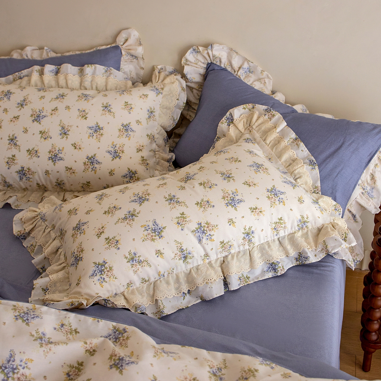 91家纺网 家纺一手货源 找家纺 梵克保罗 2026春夏新品全棉纯棉13372法式双层花边系列四件套 兔兔花园