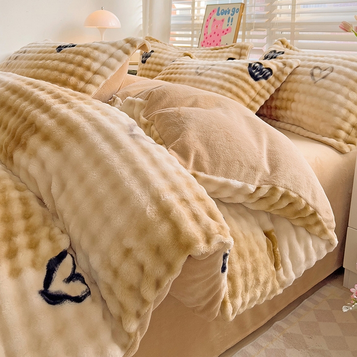 91家纺网 家纺一手货源 找家纺 梵克保罗 2025秋冬新款牛奶绒泡泡绒印花卡通花卉兔毛外贸跨境单枕套单被套小号三件套四件套 爱心泡泡-咖