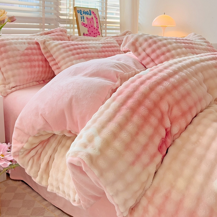 91家纺网 家纺一手货源 找家纺 梵克保罗 2025秋冬新款牛奶绒泡泡绒印花卡通花卉兔毛外贸跨境单枕套单被套小号三件套四件套 爱心泡泡粉