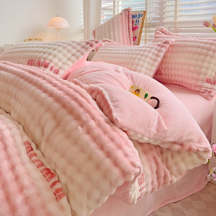 91家纺网 家纺一手货源 找家纺 梵克保罗 2025秋冬新款牛奶绒泡泡绒印花卡通花卉兔毛外贸跨境单枕套单被套小号三件套四件套 粉色空间