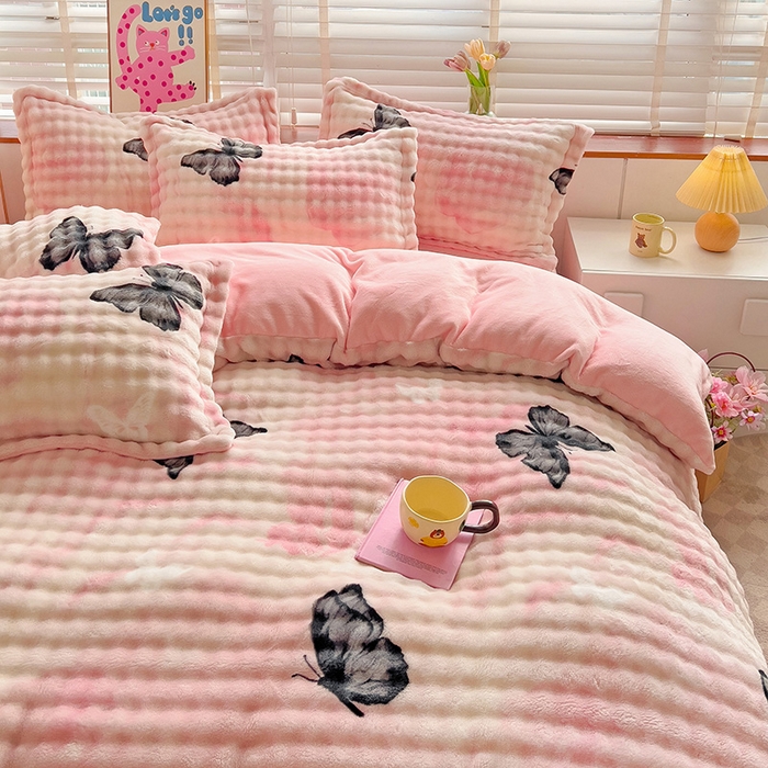 91家纺网 家纺一手货源 找家纺 梵克保罗 2025秋冬新款牛奶绒泡泡绒印花卡通花卉兔毛外贸跨境单枕套单被套小号三件套四件套 蝴蝶-粉